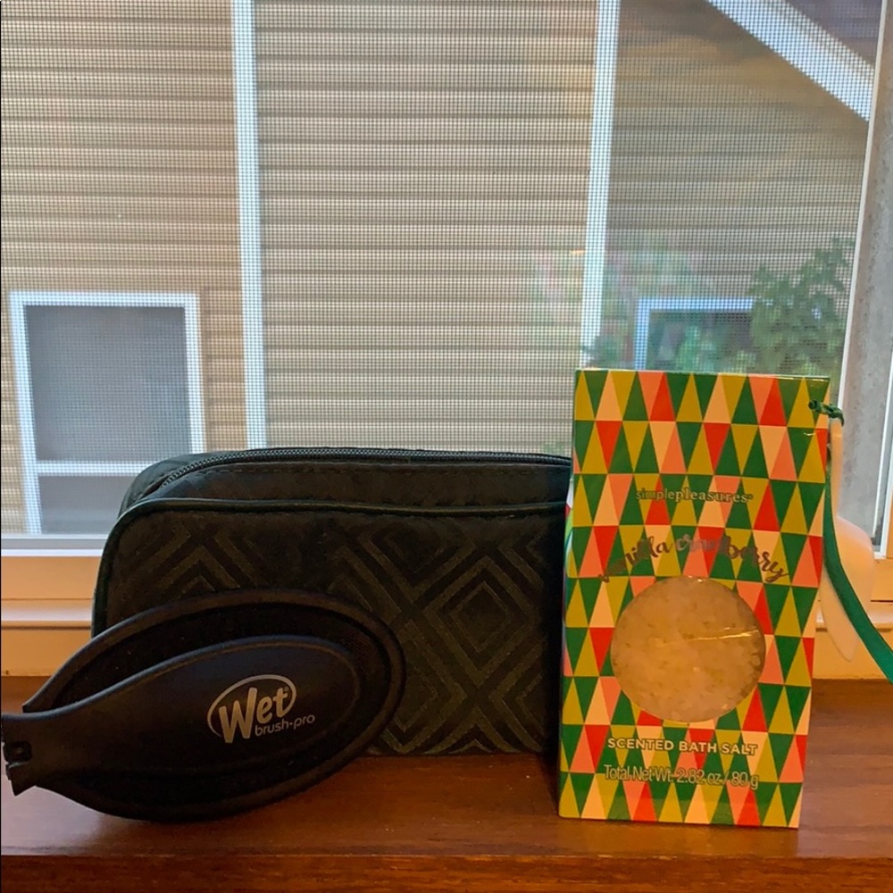 Makeup bag, Bath-salts, foldable wet brush.
